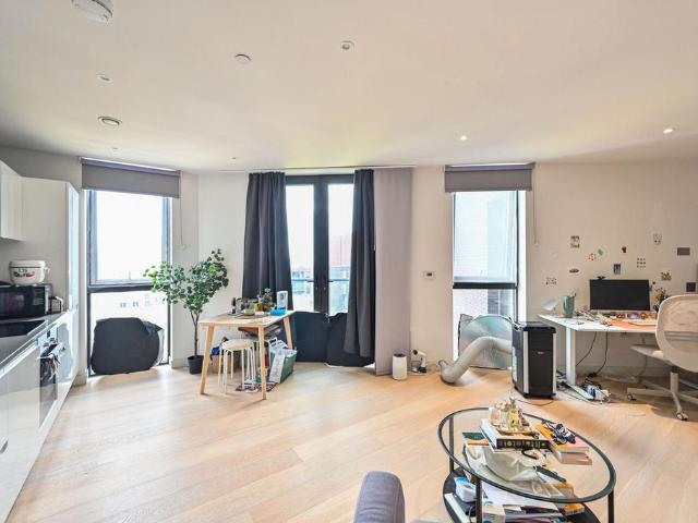 Flat for sale in Silvertown, Greater London