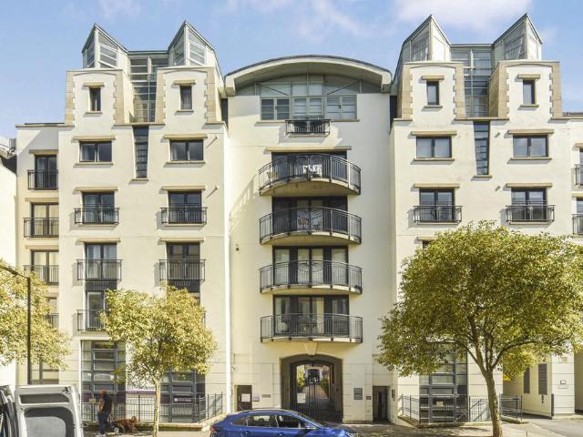 Flat for sale in Kensal Town, Bayswater