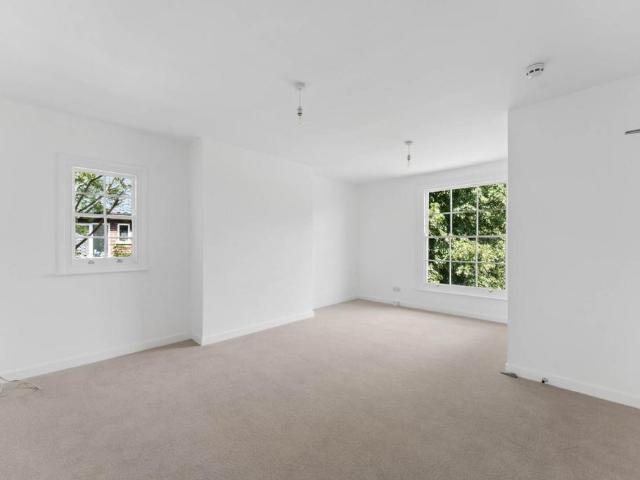 Flat for sale in Tulse Hill, Greater London