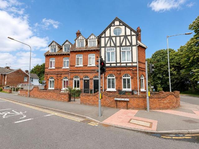 Flat for sale in Hythe, Fordham Heath