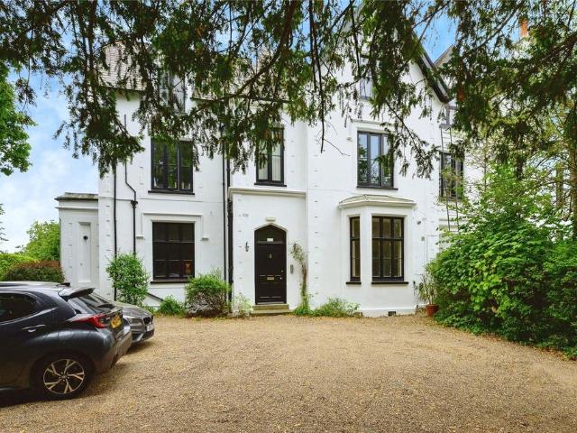 Flat for sale in Red Hill, Surrey