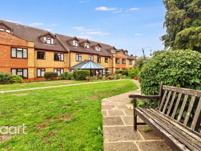 Flat for sale in Wallington, Greater London