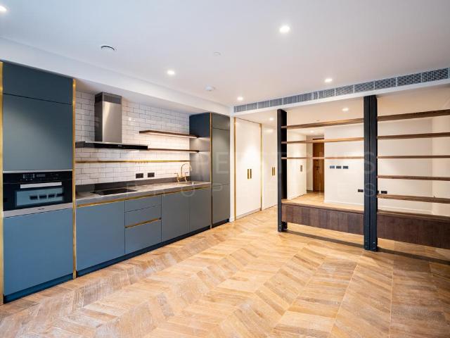 Flat for sale in Nine Elms, Greater London