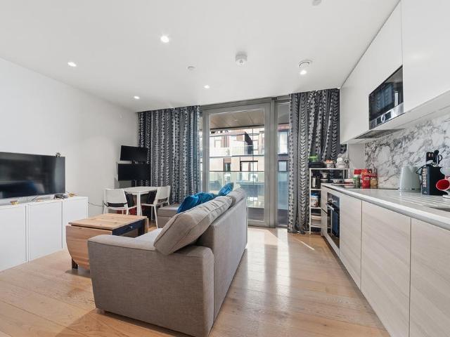Flat for sale in Greenwich Peninsula, Greater London
