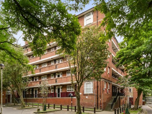 Flat for sale in Finsbury Park, Greater London