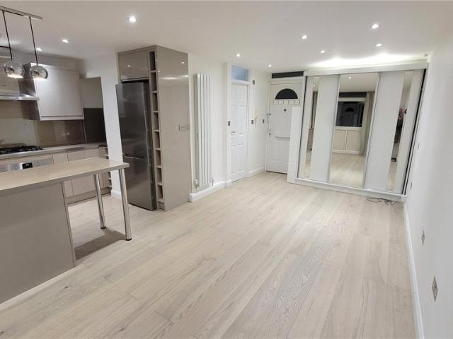 Flat for sale in Wanstead, Greater London