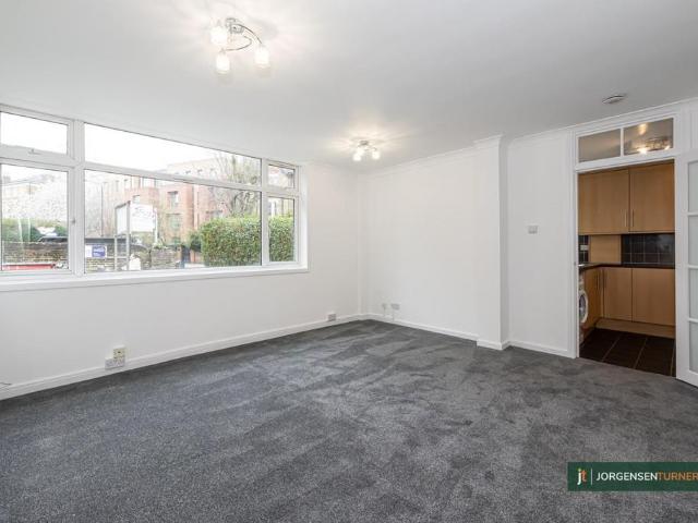 Flat for sale in Kilburn, Greater London