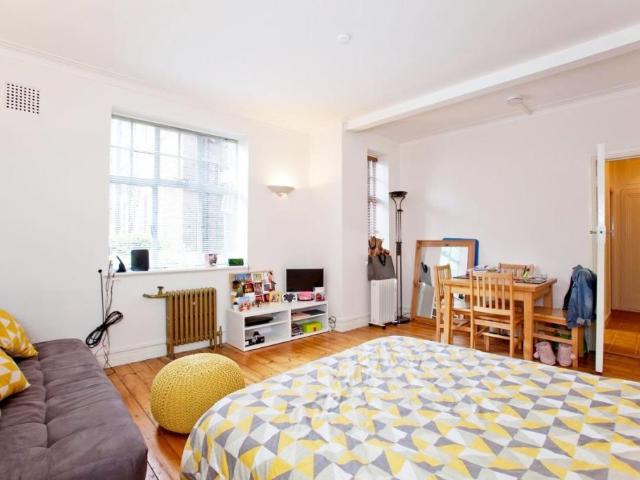 Flat for sale in Belsize Park, Greater London
