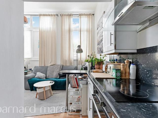 Flat for sale in Clapham, Greater London