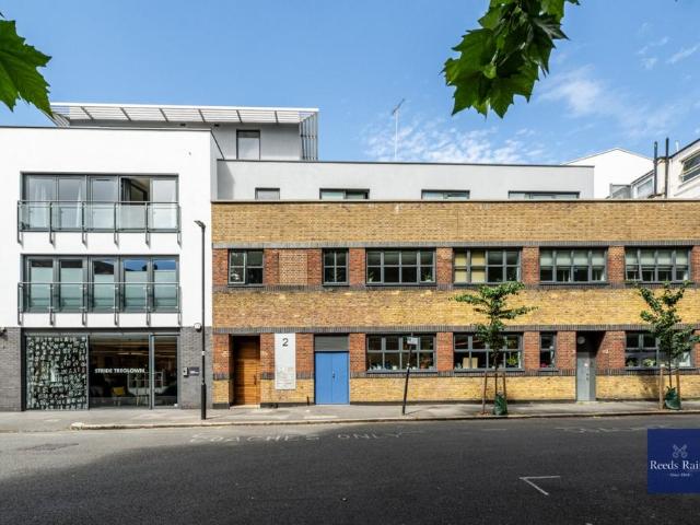 Flat for sale in South Lambeth, Greater London