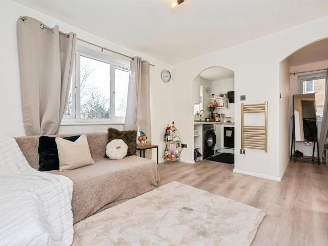 Flat for sale in Purfleet, Essex