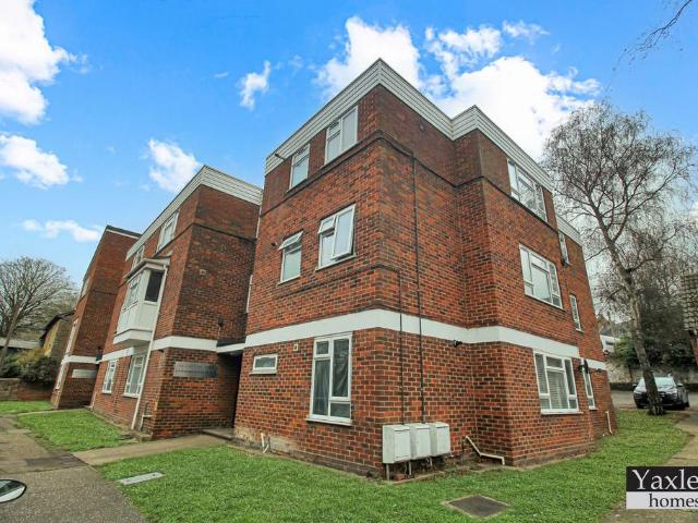 Flat for sale in Chipping Hill, Essex