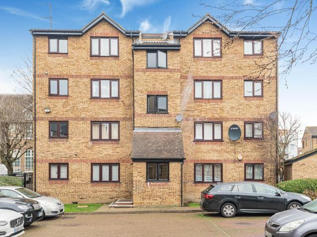 Flat for sale in Ponders End, Greater London
