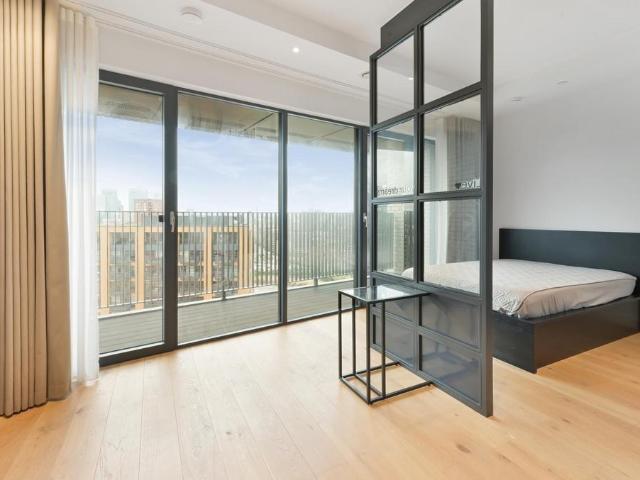 Flat for sale in London City Island, Blackwall