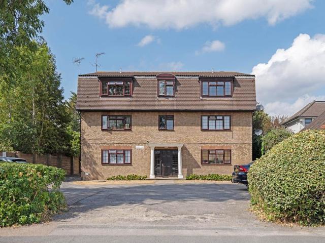 Flat for sale in New Malden, Greater London