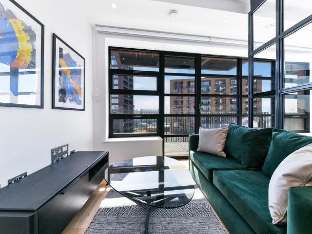 Flat for sale in London City Island, Blackwall