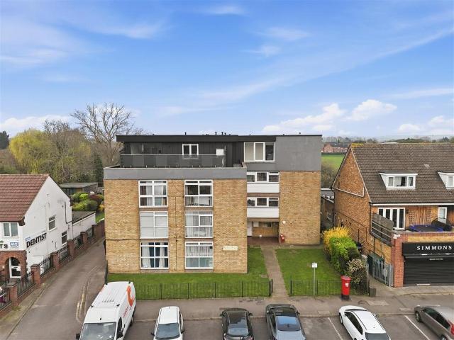 Flat for sale in Churchgate, Broxbourne
