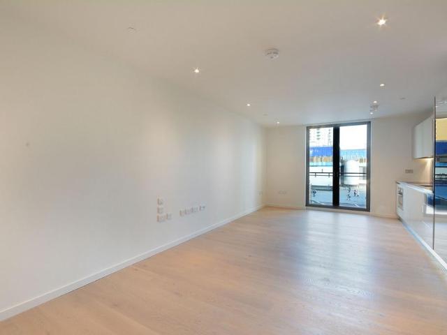 Flat for sale in London Borough of Southwark, Greater London