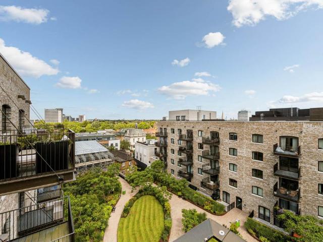 Flat for sale in London Borough of Hounslow, Greater London
