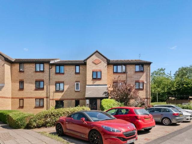 Flat for sale in London Borough of Ealing, Greater London
