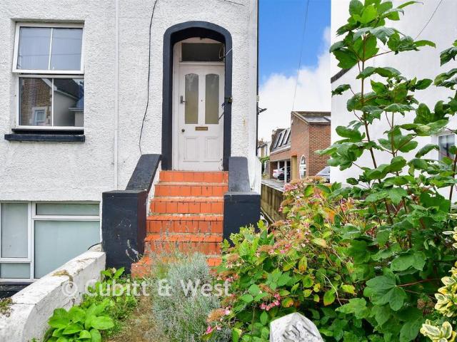 Flat for sale in Red Hill, Surrey