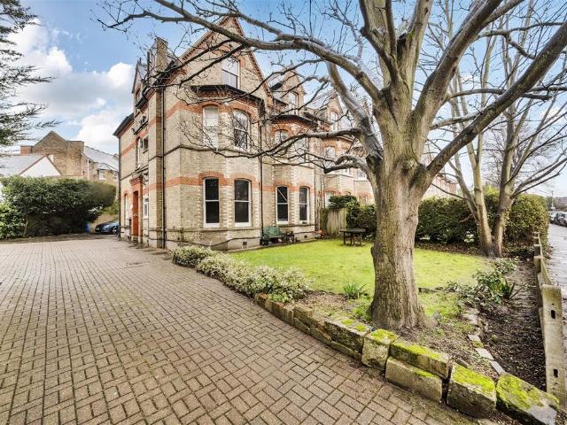 Flat for sale in Surbiton, Greater London