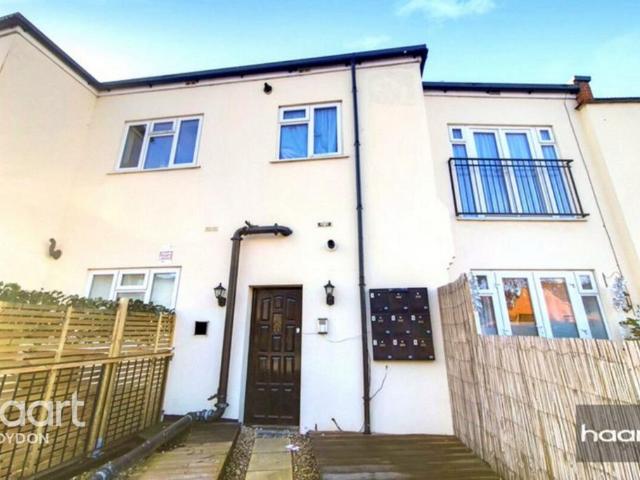 Flat for sale in London Borough of Croydon, Waddon