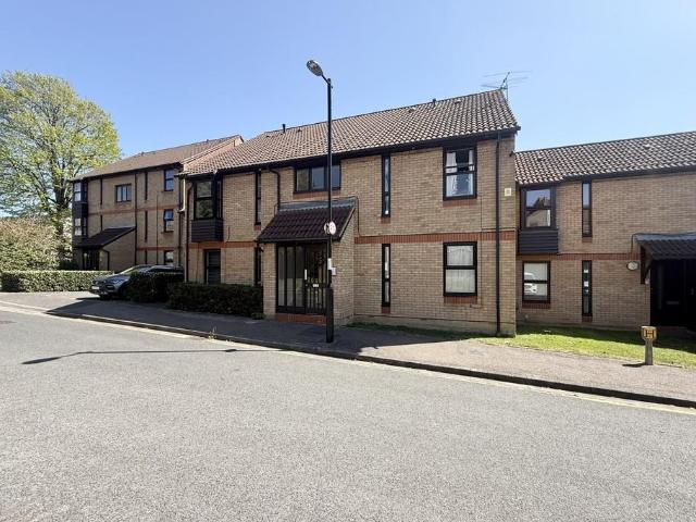 Flat for sale in London Borough of Croydon, South Norwood