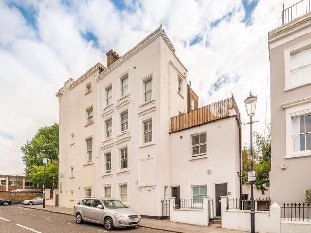 Flat for sale in Royal Borough of Kensington and Chelsea, Greater London