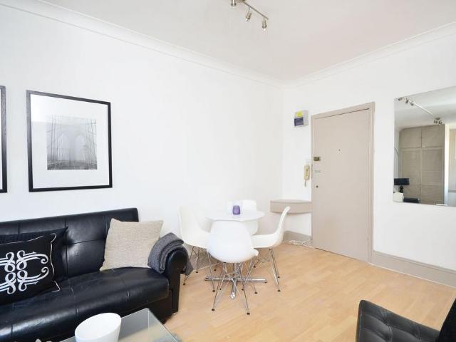 Flat for sale in Queen's Park, Greater London