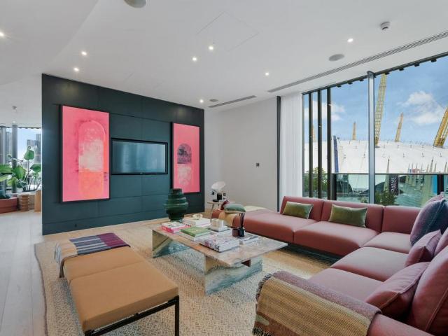 Flat for sale in Greenwich Peninsula, Greater London