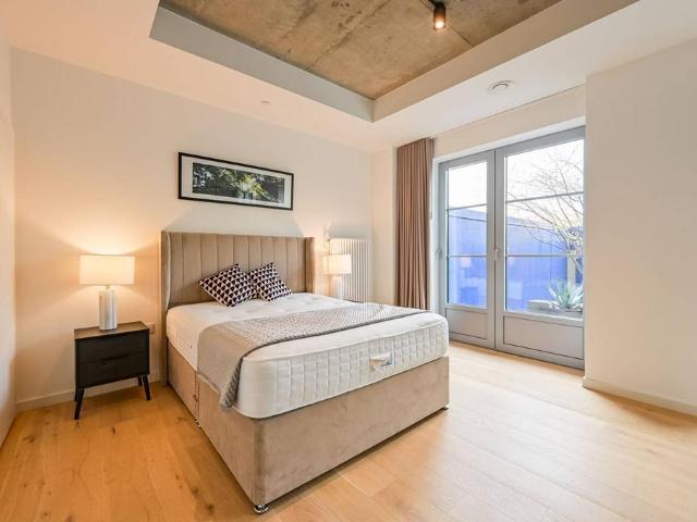 Flat for sale in E14, London