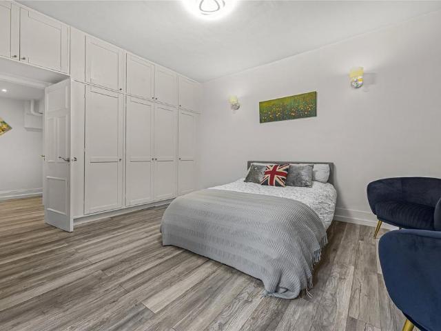 Flat for sale in Mayfair, Greater London