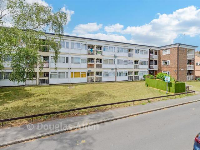Flat for sale in London Borough of Redbridge, Greater London