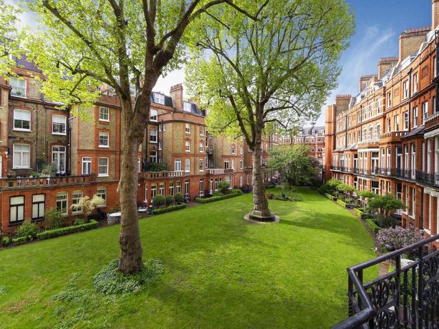Flat for sale in Chelsea, Cat Hill