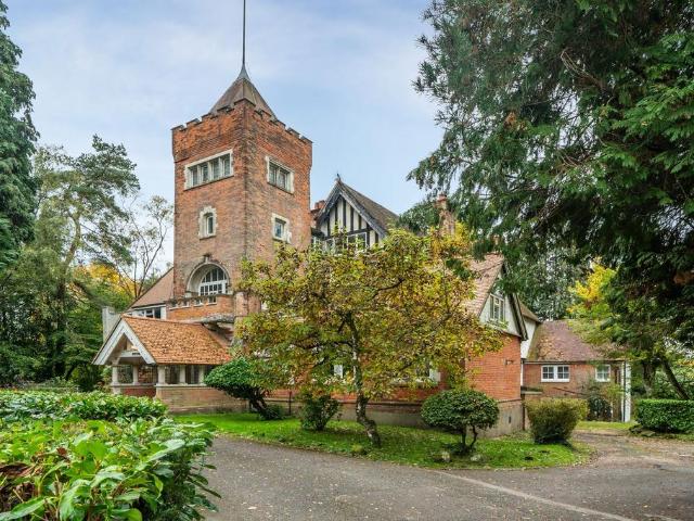 Flat for sale in Fole, Surrey
