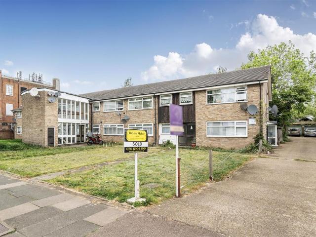 Flat for sale in Preston, Greater London