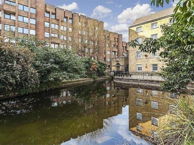 Flat for sale in London Borough of Lewisham, Cat Hill