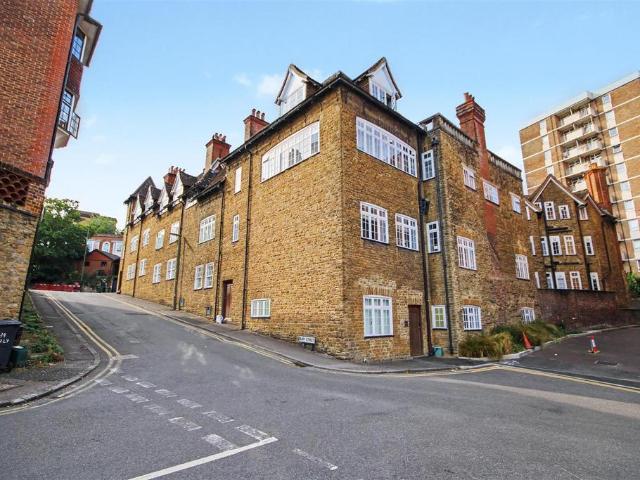Flat for sale in Guildford Park, Guildford