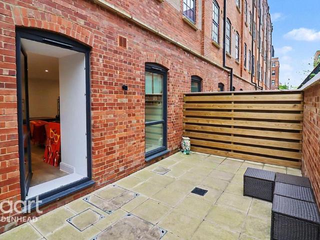 Flat for sale in Slough