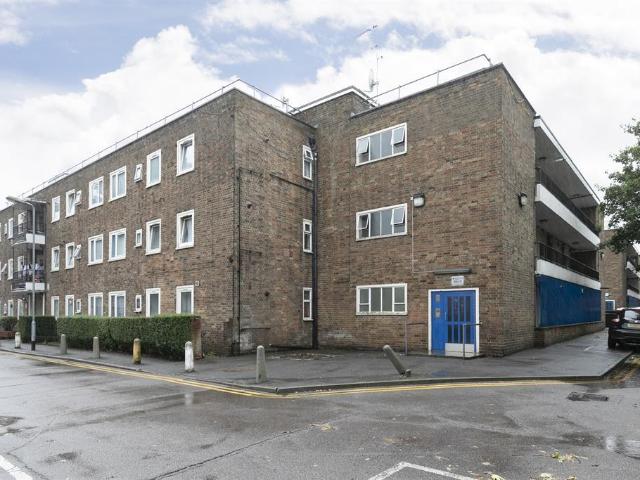 Flat for sale in Shacklewell, Greater London