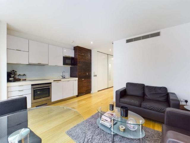 Flat for sale in Greenwich Peninsula, Greater London