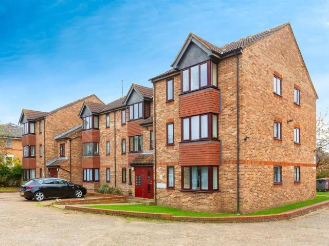 Flat for sale in Slough