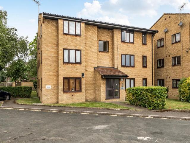 Flat for sale in London Borough of Merton, Collier's Wood