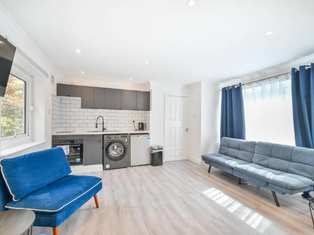 Flat for sale in North Kensington, Greater London