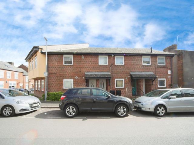 Flat for sale in Spring Park, Luton