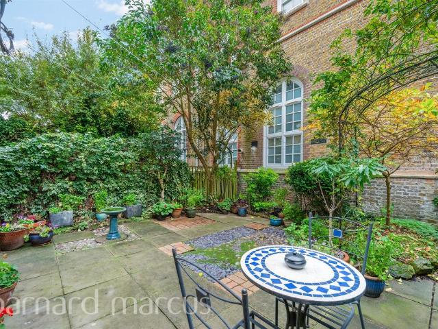 Flat for sale in Shepherd's Bush, Greater London