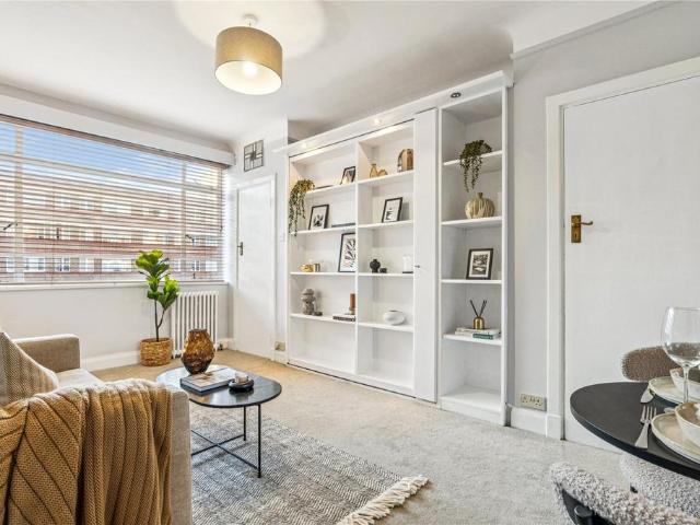 Flat for sale in Balham, Greater London