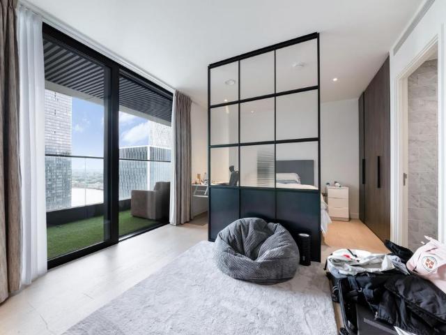 Flat for sale in Canary Wharf, Greater London