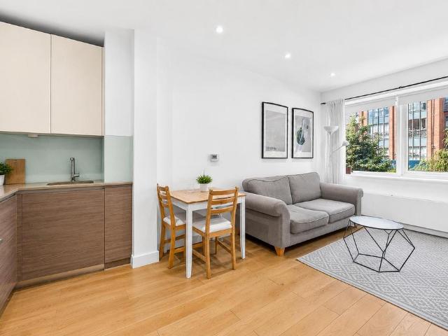 Flat for sale in London Borough of Hounslow, Heston